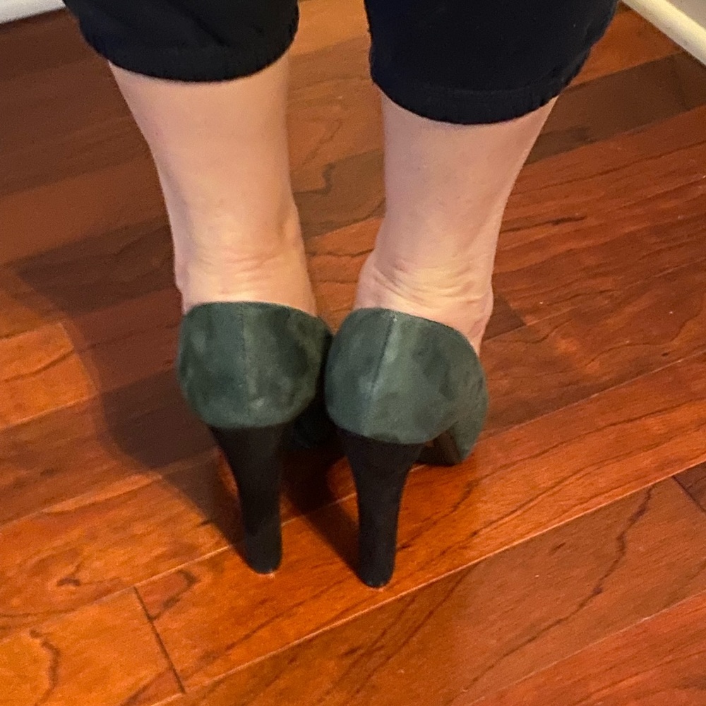 Velvet hunter green pump.